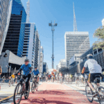Imagem da Ótica Perez Alves em São Paulo, localizada na Rua Augusta próxima à Avenida Paulista, especializada em óculos de grau, multifocais e lentes de contato gelatinosas. Atendimento personalizado com mais de 40 anos de tradição no setor óptico.