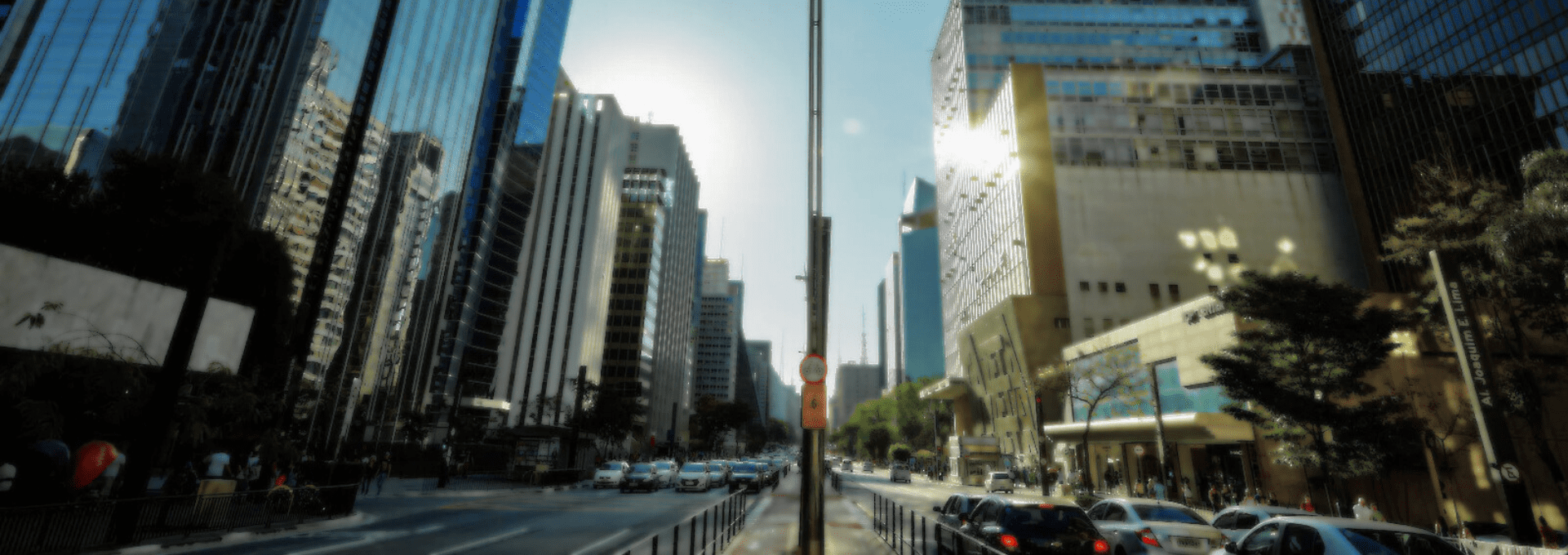 Imagem da Ótica Perez Alves em São Paulo, localizada na Rua Augusta próxima à Avenida Paulista, especializada em óculos de grau, multifocais e lentes de contato gelatinosas. Atendimento personalizado com mais de 40 anos de tradição no setor óptico.