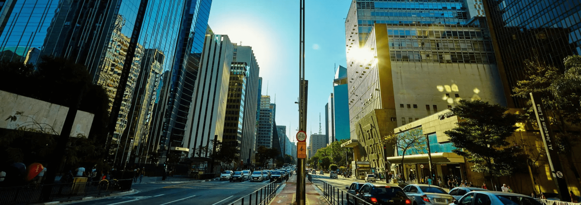 Imagem da Ótica Perez Alves em São Paulo, localizada na Rua Augusta próxima à Avenida Paulista, especializada em óculos de grau, multifocais e lentes de contato gelatinosas. Atendimento personalizado com mais de 40 anos de tradição no setor óptico.