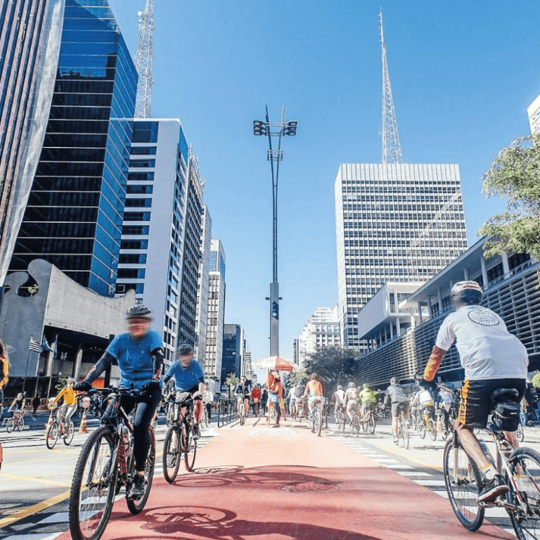 Imagem da Ótica Perez Alves em São Paulo, localizada na Rua Augusta próxima à Avenida Paulista, especializada em óculos de grau, multifocais e lentes de contato gelatinosas. Atendimento personalizado com mais de 40 anos de tradição no setor óptico.